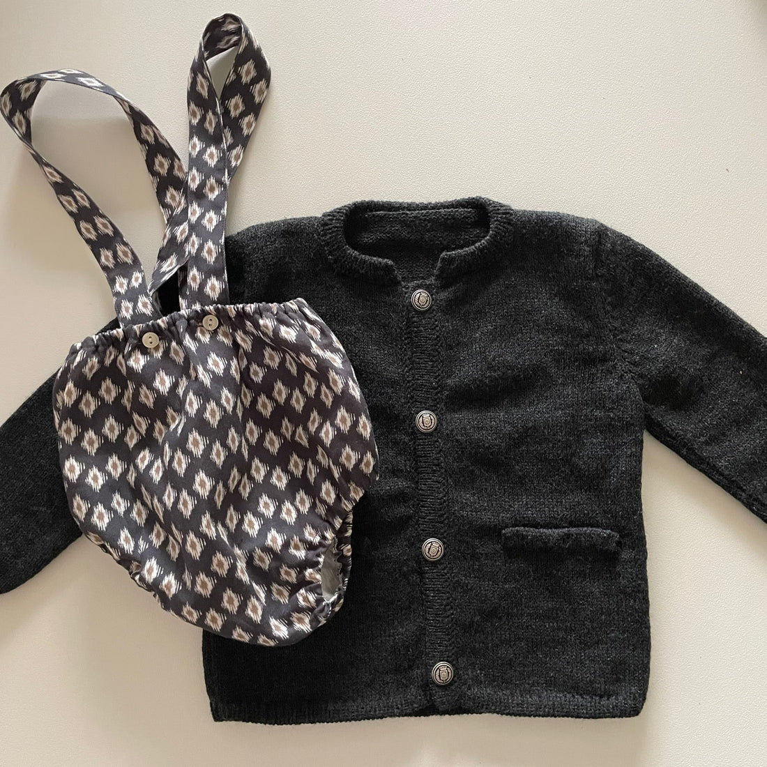 CHAQUETA AUSTRIACA MONOCOLOR CARBÓN